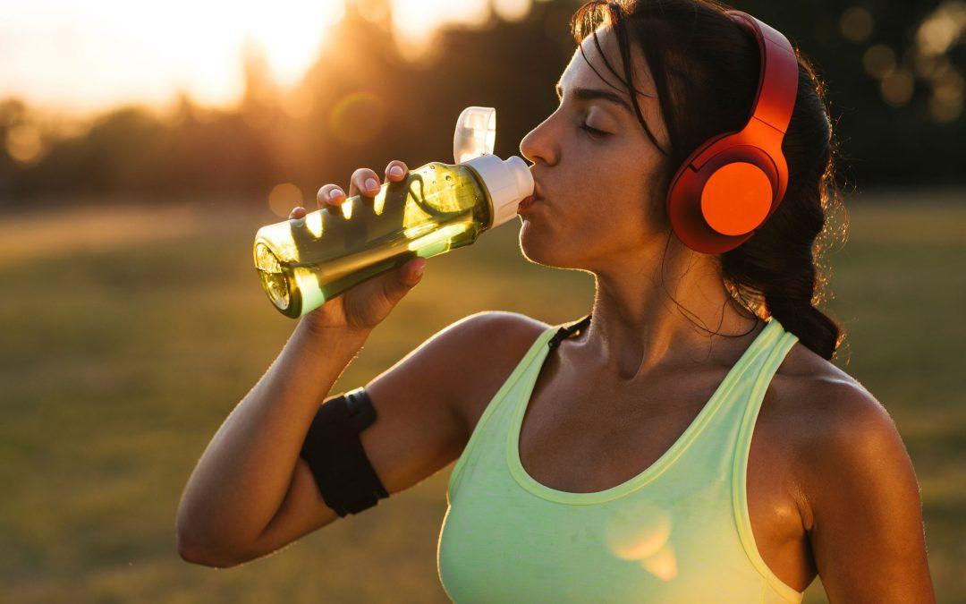 Hidratación en Verano: La Importancia del Agua y Bebidas Electrolíticas
